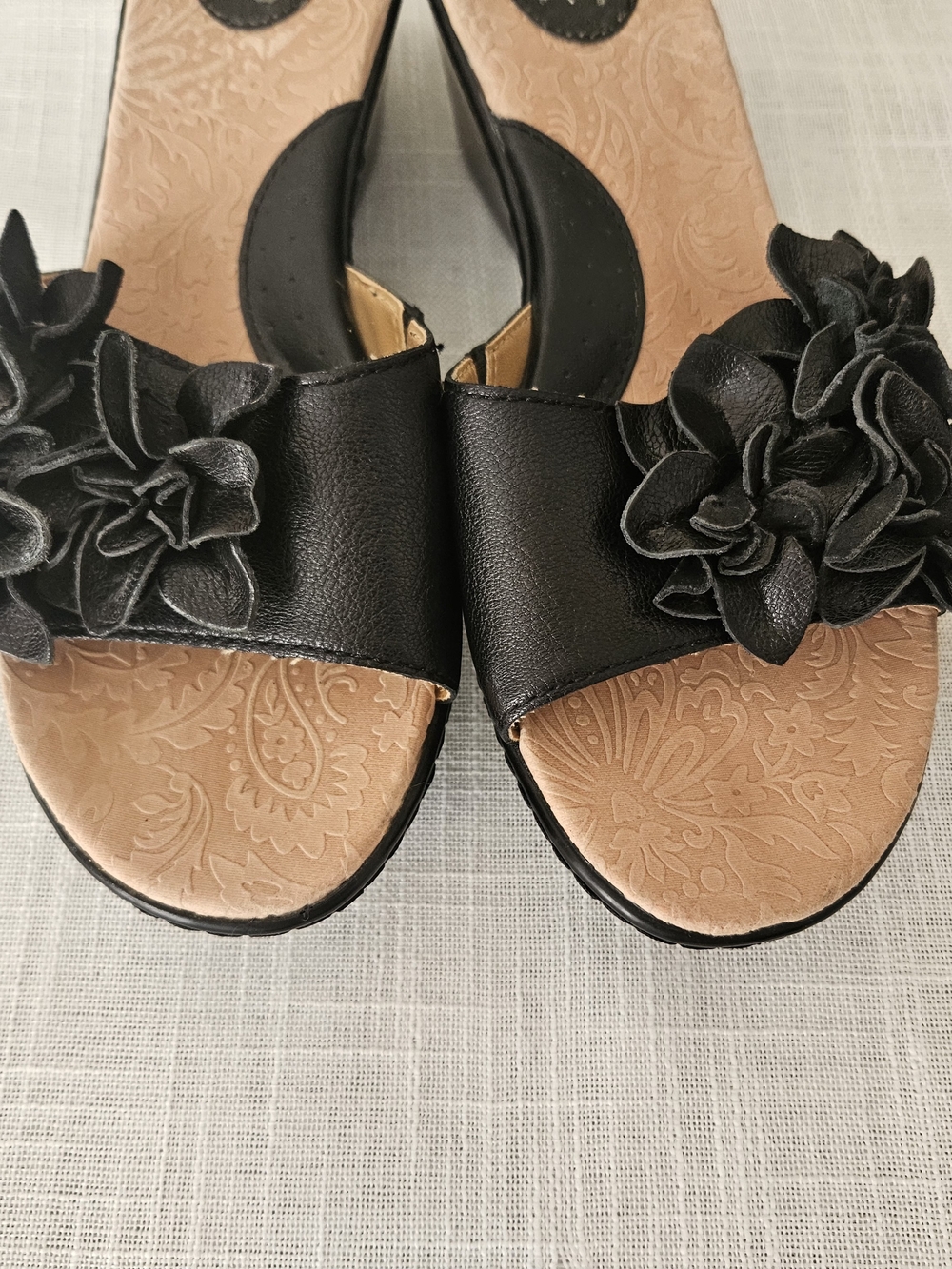 ​b.ø.c. Born Concept Women's Black Leather Floral Slide Sandals Wedges Size 10 - Picture 3 of 16
